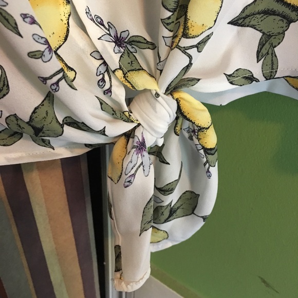 Flowy Lemon Blouse - Picture 3 of 3